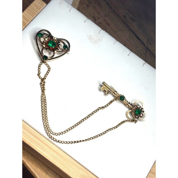 Vintage LINC 1/20 12KGF 1Heart & Key Brooch With Green Gemstones - Picture 11 of 11